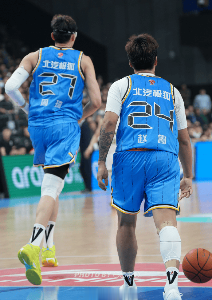 媒体人分享赵睿&周琦和陈盈骏赛场照: 全联盟独一份三人组?