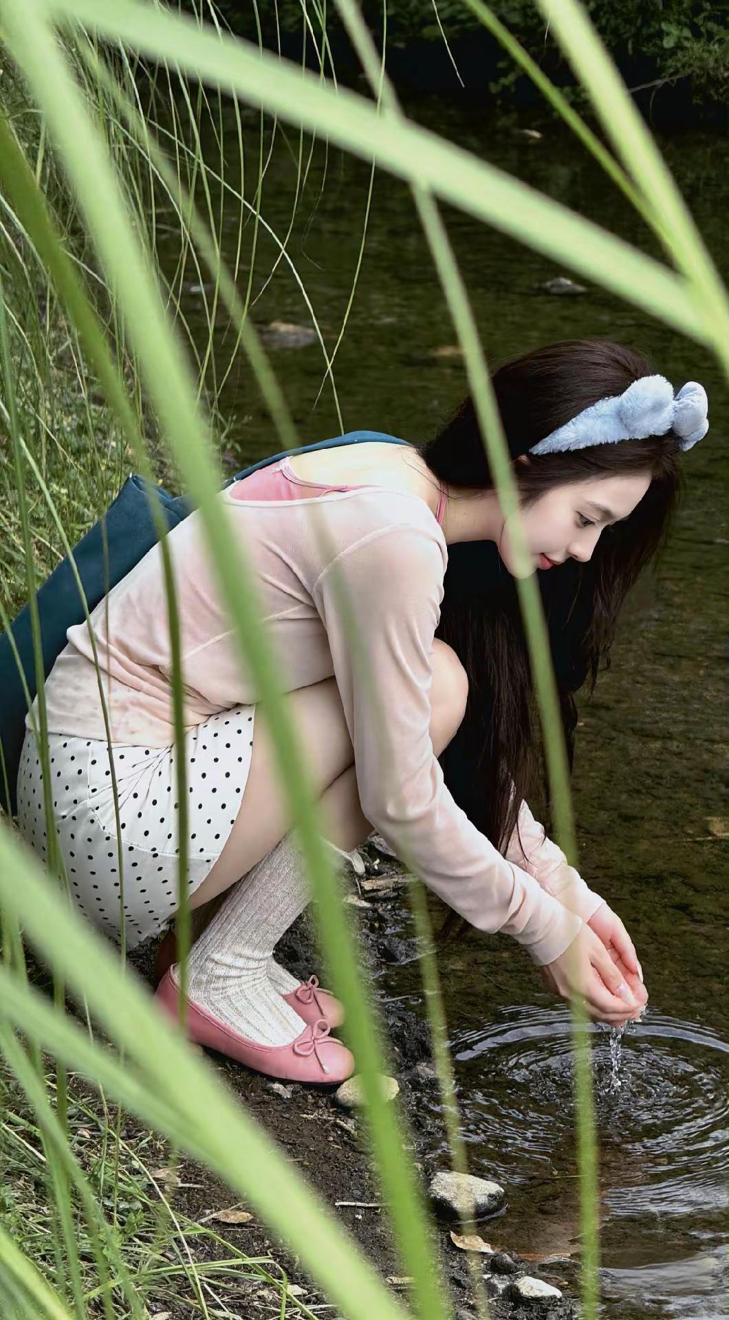 溪边女孩户外纯欲风治愈系户外ootd荒野少女