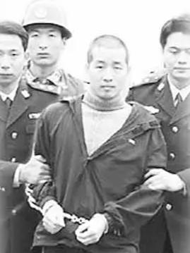 2006年3月21日晚，赣县光彩大市场绿牡丹歌舞厅门前，几辆绿色的士一路超车疯狂