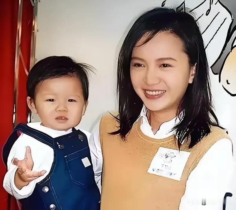 2002年，37岁的曾华倩签字离婚，主动放弃了夫家全部的豪门资产，不要房也不要存