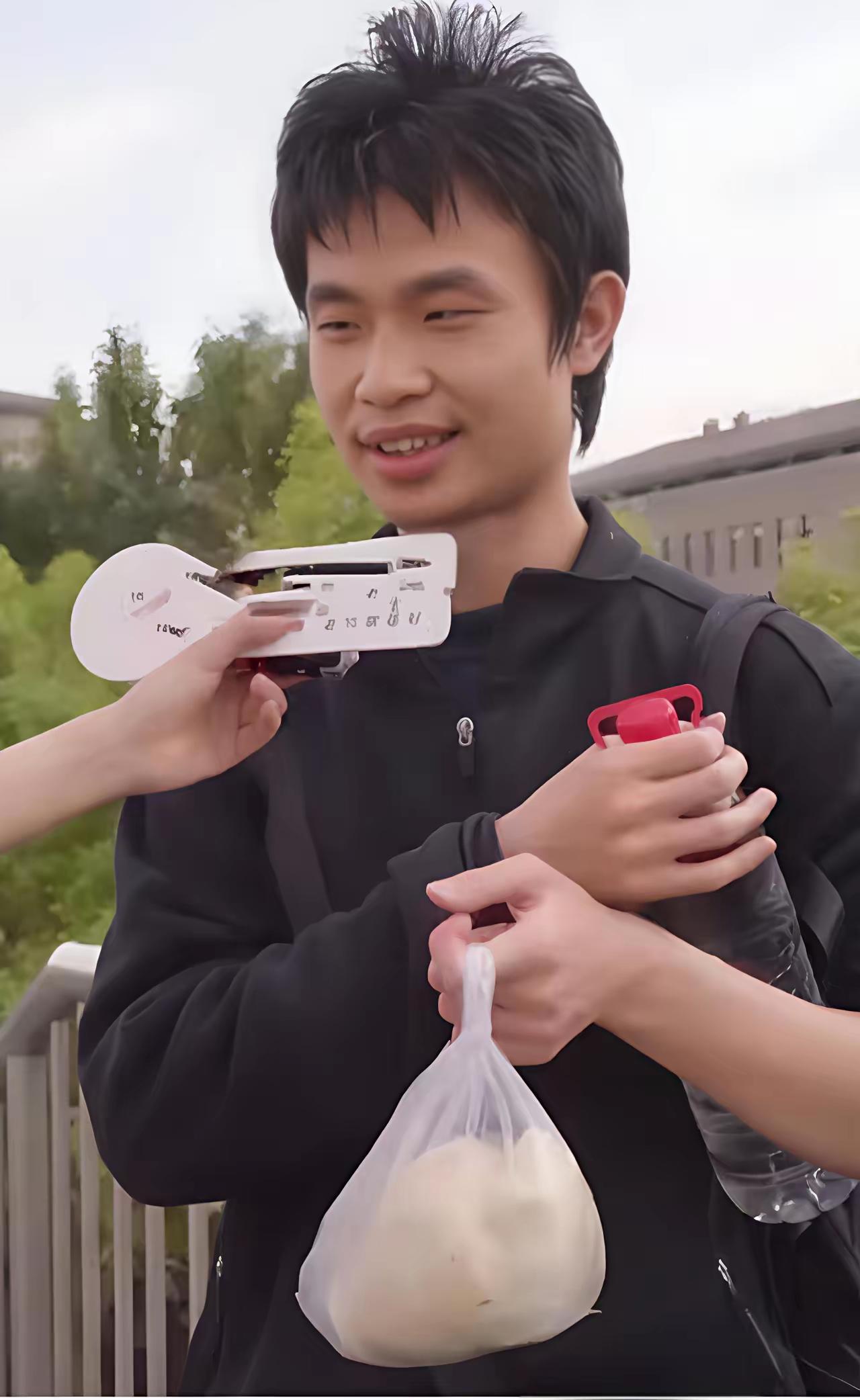 我问侄女，韦东奕这么厉害，咋就没姑娘喜欢他呀?侄女白了我一眼说，别的先不说，要是