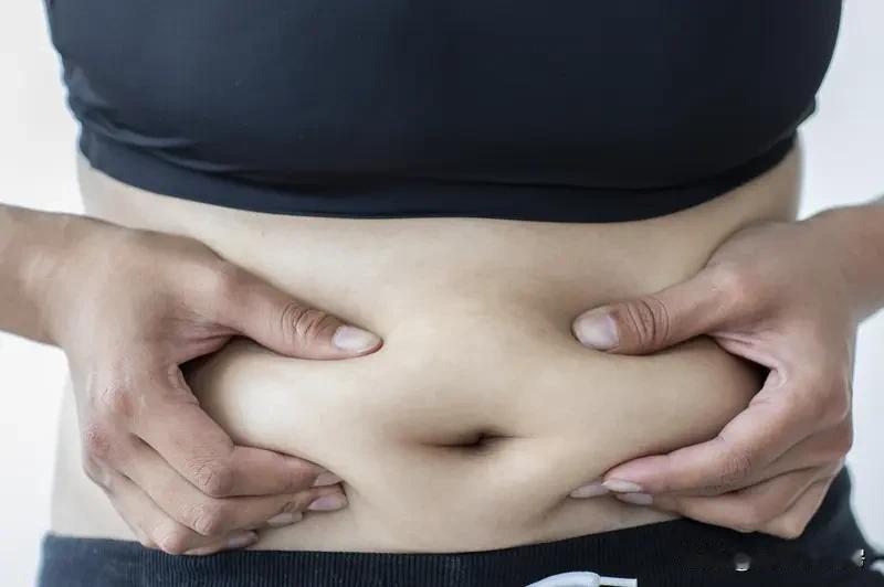 减肚子上的肉，我有不少心得。饮食上，得控制热量，多吃蔬菜、全谷物和水果这些高纤维