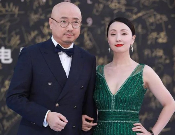 在一次电影节上，段奕宏竟然对已经结婚的陶红表白了:“我一直深爱的人就在我的身后，