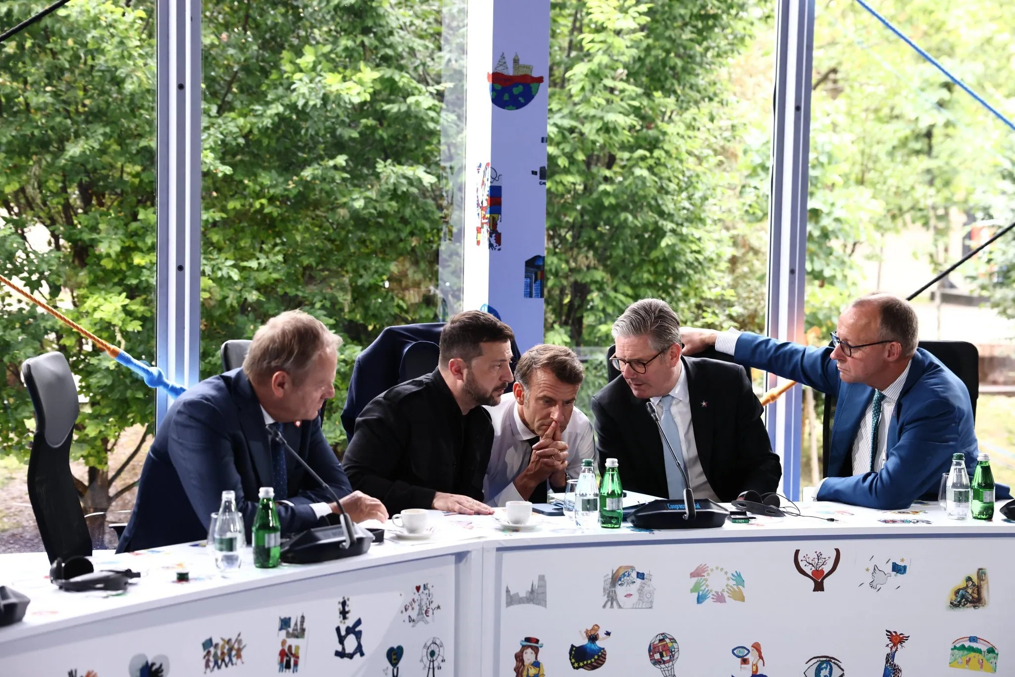 英国首相斯塔默于5月16日晚发布的一张照片在网络上引发了大量转发和评论。照片中居