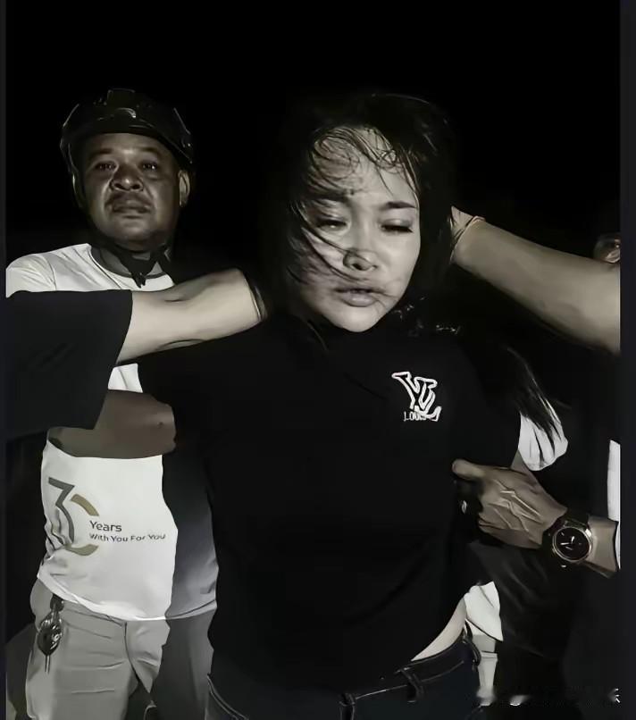 听说她不是什么大哥的女人，只是电诈集团的后勤人员，抛开法律层面不说，她一个女人侠