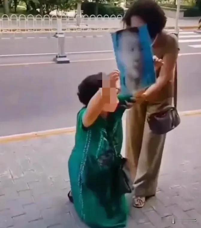 大娘在光天化日、众目睽睽之下，又是撒泼打滚，又是撩裙子，又是想跳高高，又
