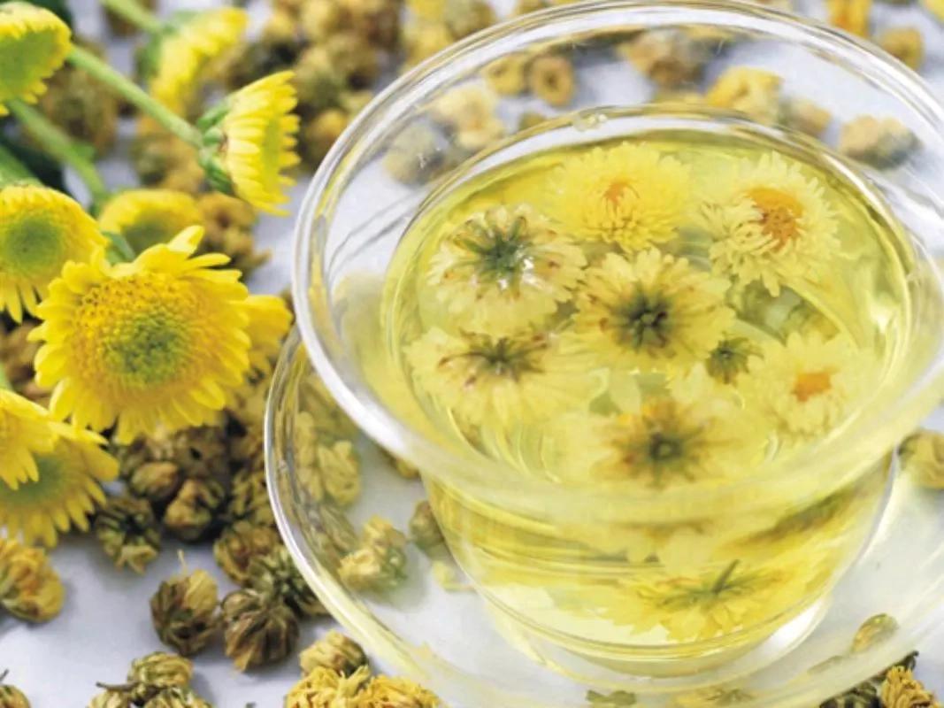 华西研究肝胆内科多年，建议：除了菊花茶，这3物也很养肝菊花茶养肝在中老年人群