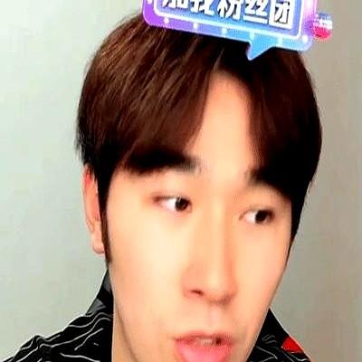 闫安解答黄友政淘汰赛状态突然变好的原因。闫安看着龙队和楚钦这些哥哥们，就把黄油