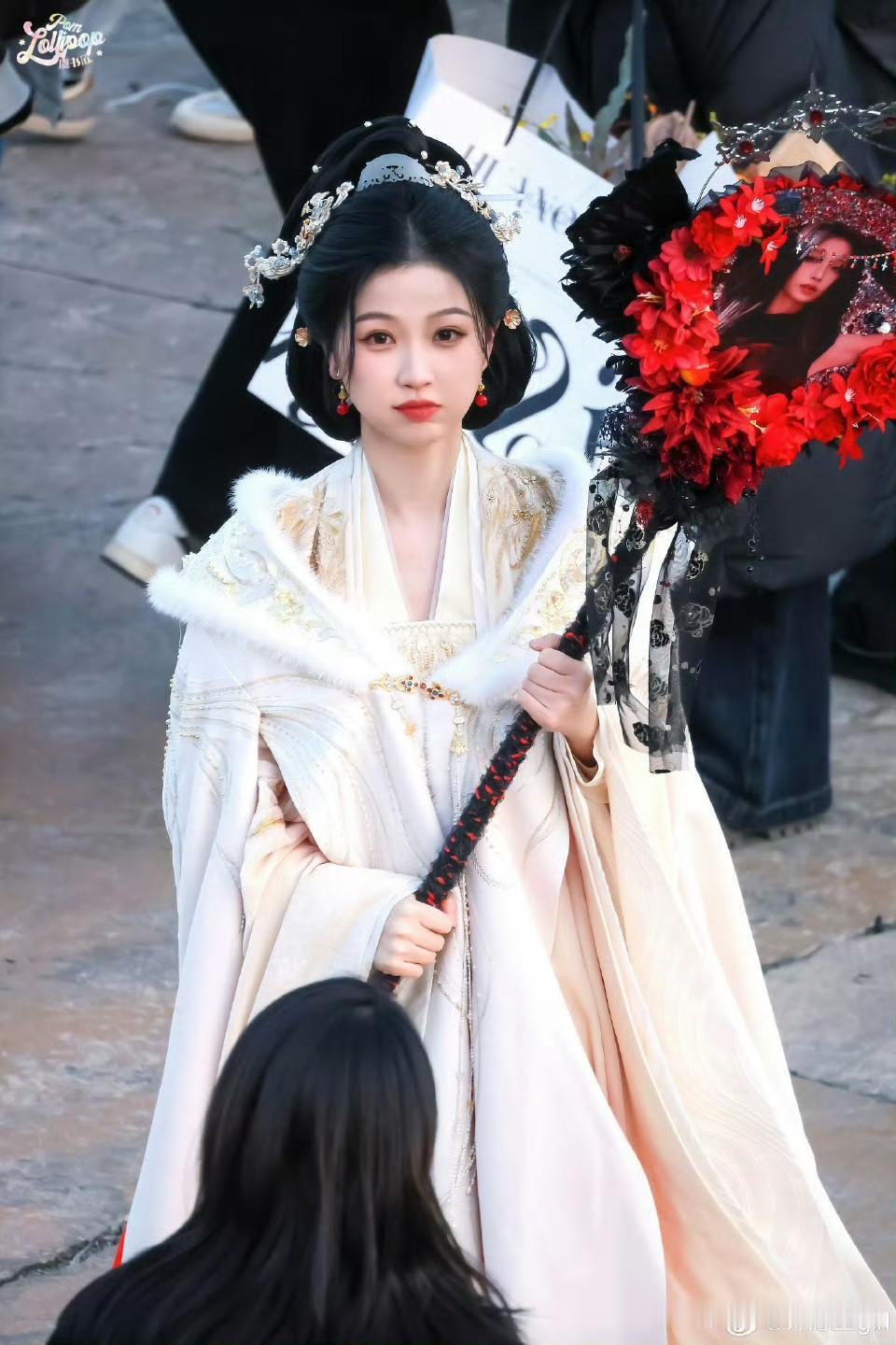 虞书欣扛着权杖去拍戏了，这个挺可爱但对我有点幼稚了虞书欣说辛苦你们了虞美欣