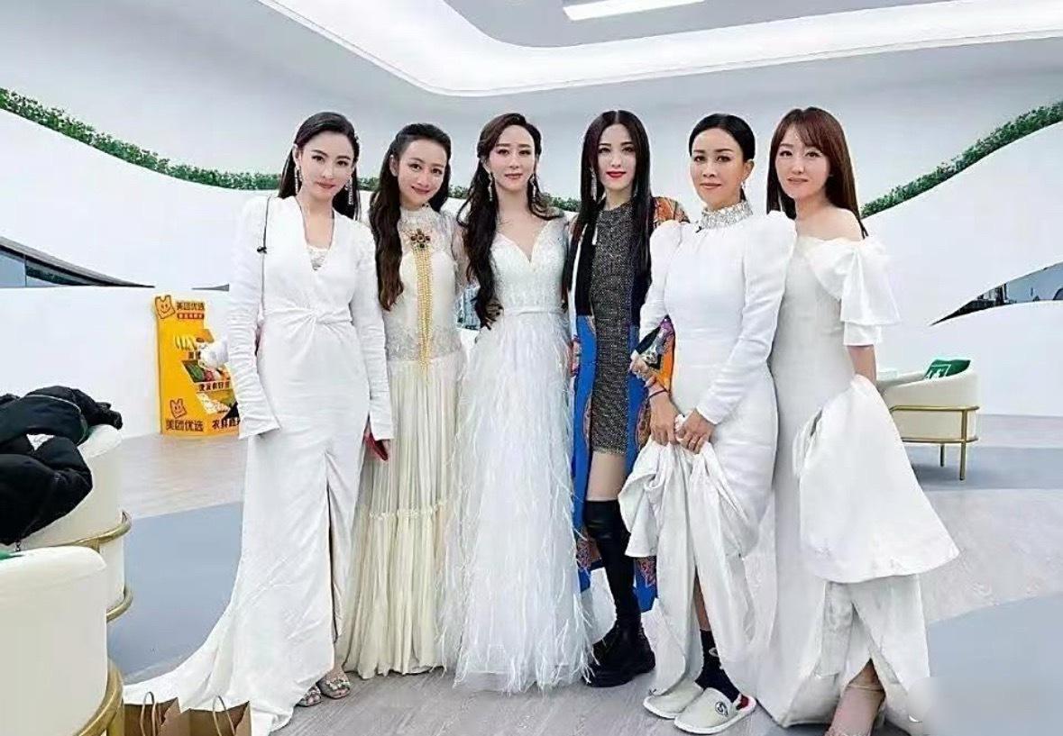 曾黎真的有大家吹的那么美吗，一看大合照就知道了​​​