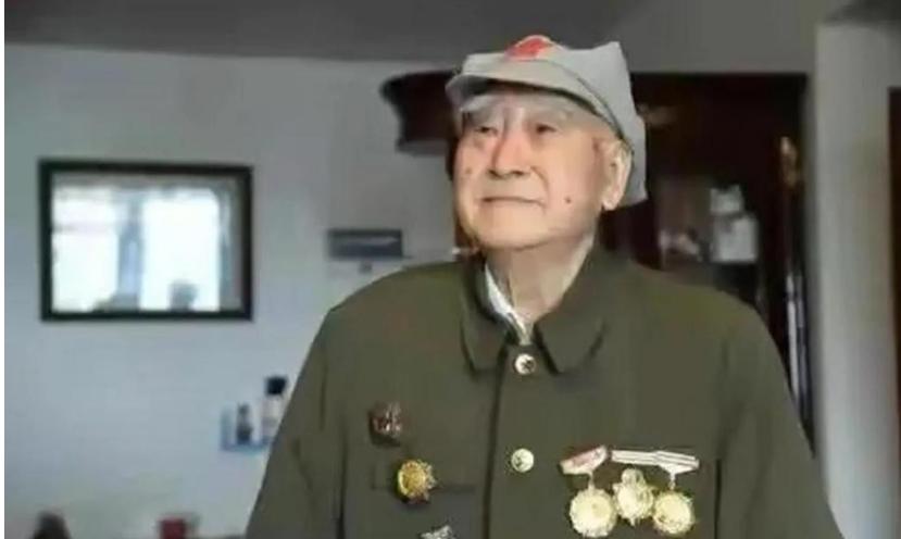 1943年，八路军政委秦光腰部中弹，两个汉奸走到了他身边要补刀。突然，秦光低声说