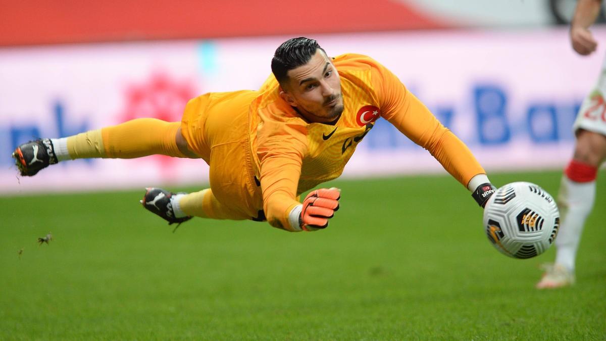 《阿斯报》报道阿森纳总监贝尔塔亲自观战奥斯梅恩的比赛以示考察，同时还考察伊尔马兹