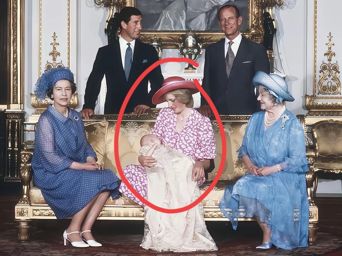 这一刻的戴安娜，应该是幸福的！毕竟查尔斯王子，还在她身边守护，而她周边围绕的，