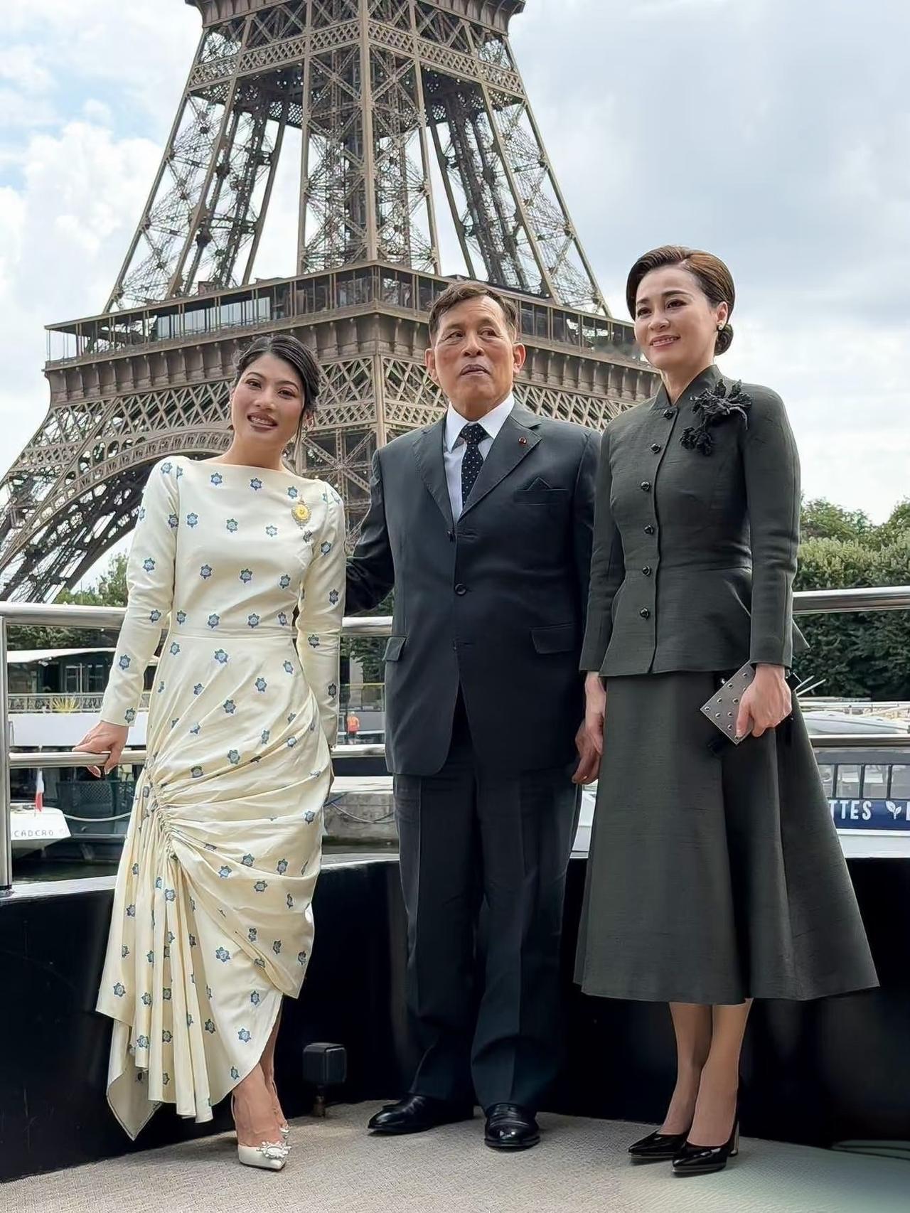 泰王夫妇携“神兽”公主游塞纳河，一家三口心情不错。苏提达优雅端庄如常，思凡蕊着