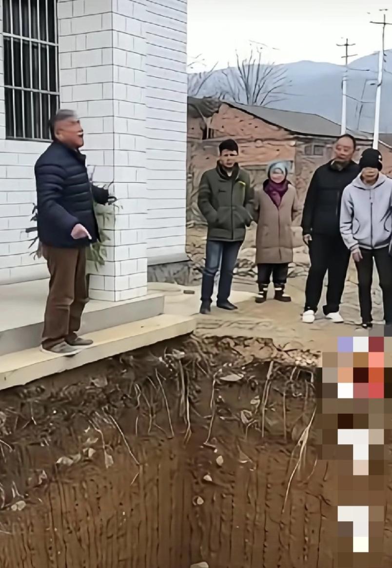 用魔法打败魔法！大爷家前面原本有人家的宅基地，本来留的空间就不大。前面那户人家打