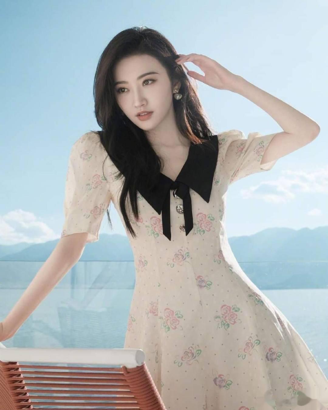 景甜甜美，美腿修长身材婀娜。