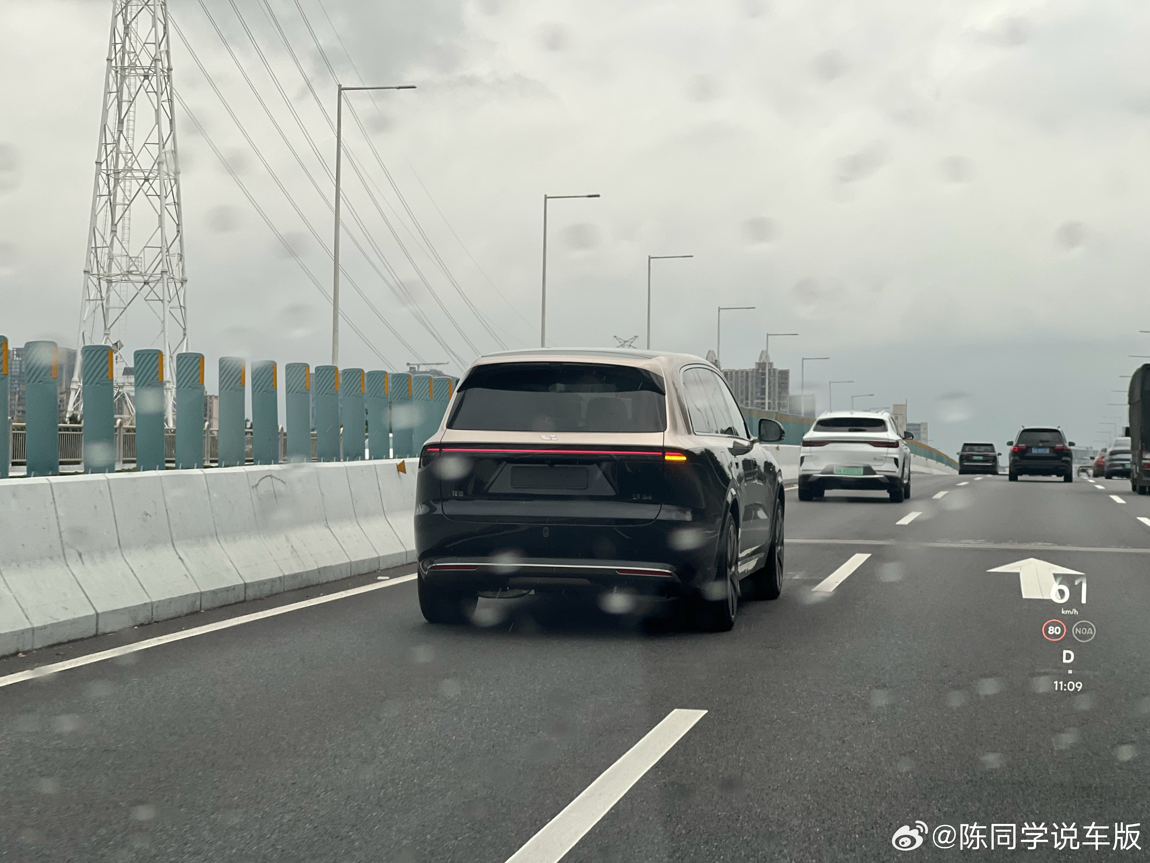 偶遇理想L9Livis，个人感觉这几个双拼色都挺好看的。不过在阴天下，还真没看