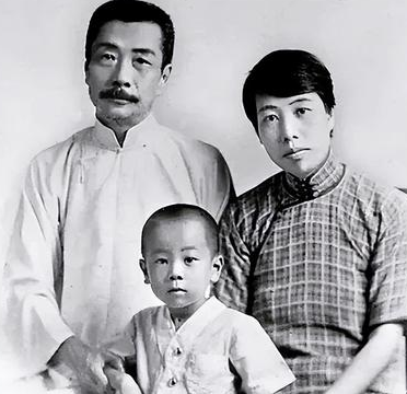 1929年，鲁迅避孕失败，儿子出生了，一直想丁克的他，看到儿子第一眼，忍不住撇嘴