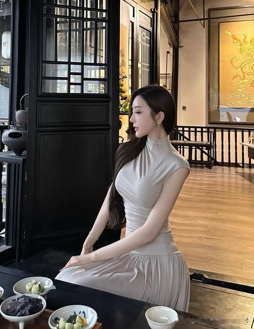 美女究竟能有多美秀发柔顺亮丽，随风飘动时很是动人。
