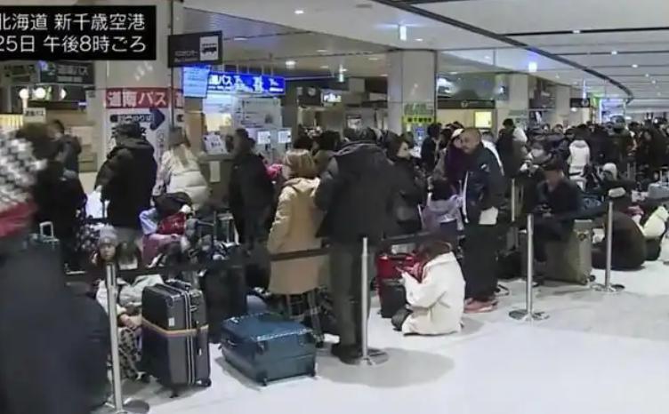 日本北海道新千岁机场遭遇罕见暴雪，不少中国旅客被困航站楼只能熬夜等待，有人抱怨商