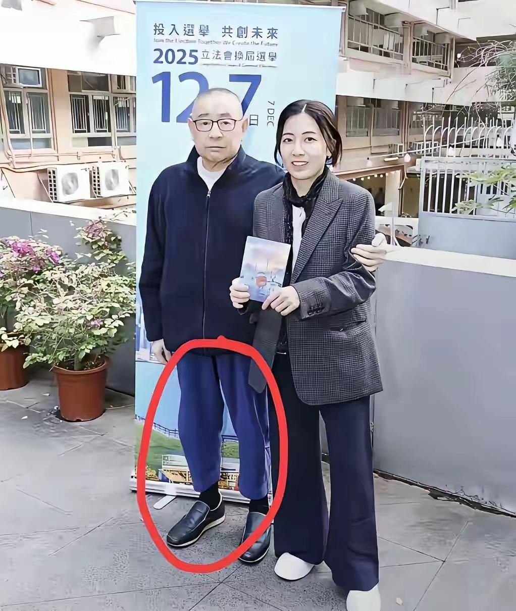 据说他穿的裤子是香港富豪里穿的裤子中最贵的，一眼看过去感觉确实普普通通，但是人家