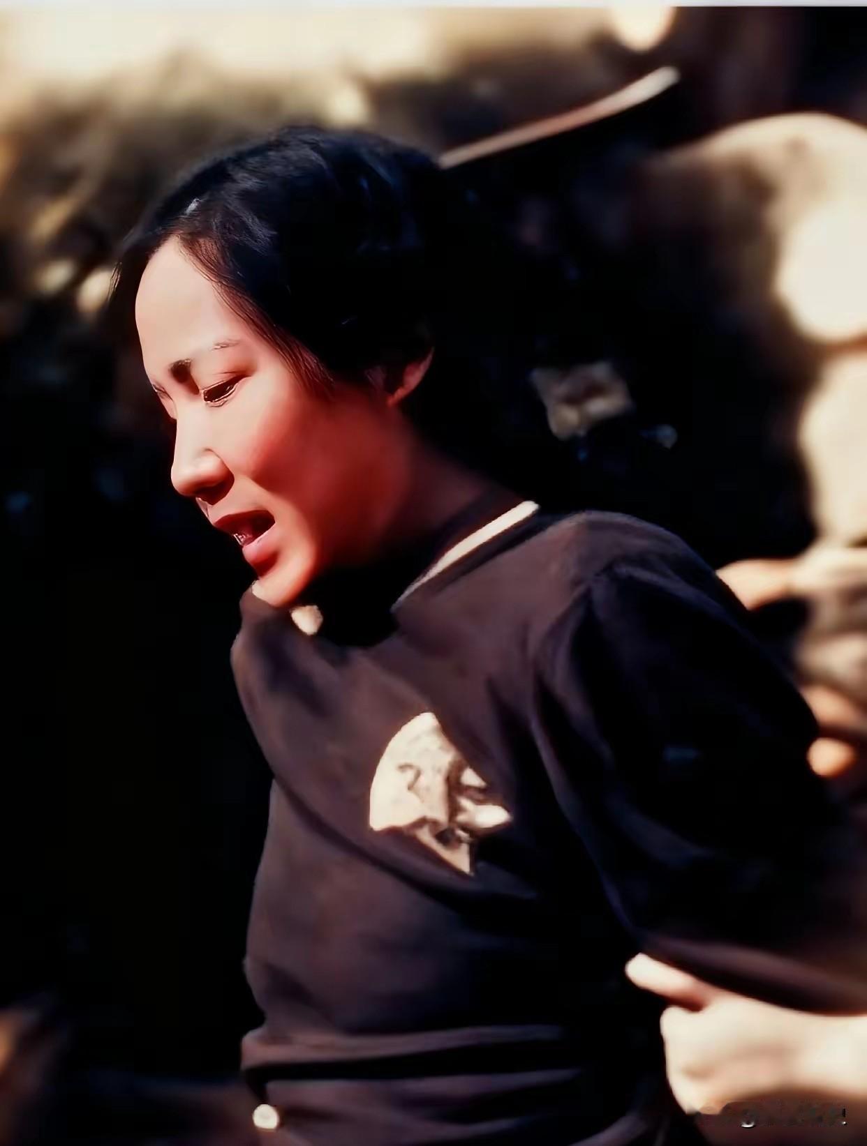 1952年，陈玉贞烈士就义前，留下了这张罕见影像。镜头中的她面容稚嫩、满眼坚毅，