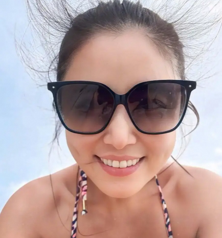 林心如海边度假墨镜口罩加持防晒