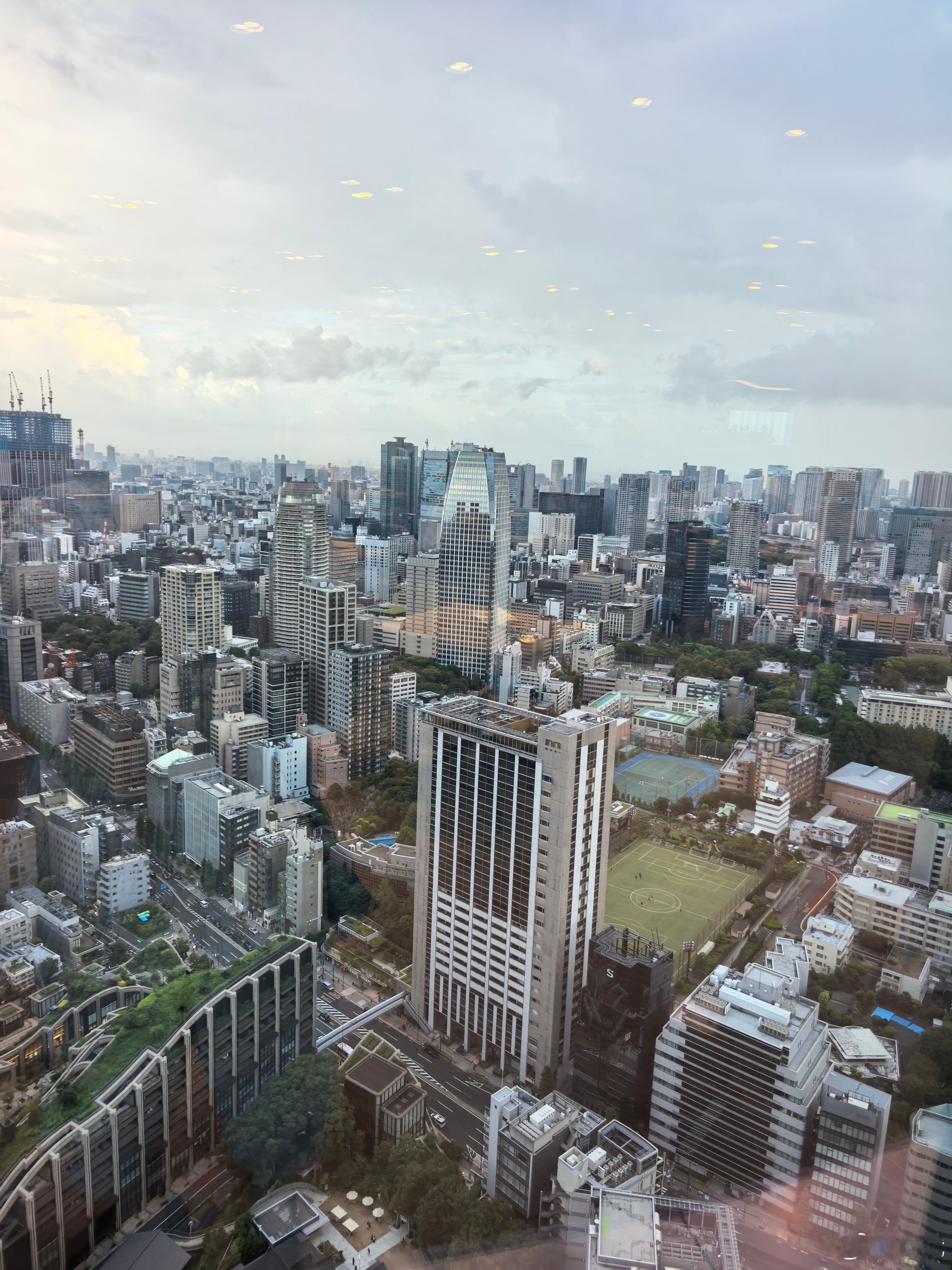 日本东京的高端商业写字楼，相对比较简洁，没有香港那种奢华的感觉。