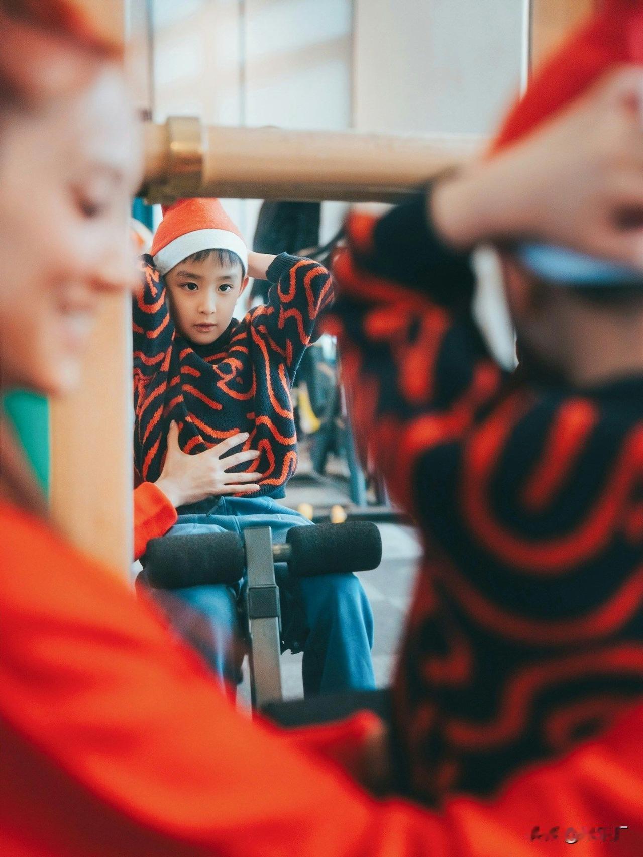 圣诞都过了才晒照！陈凯琳家三儿子简直是小郑嘉颖翻版，这基因太强了吧~她离开TVB