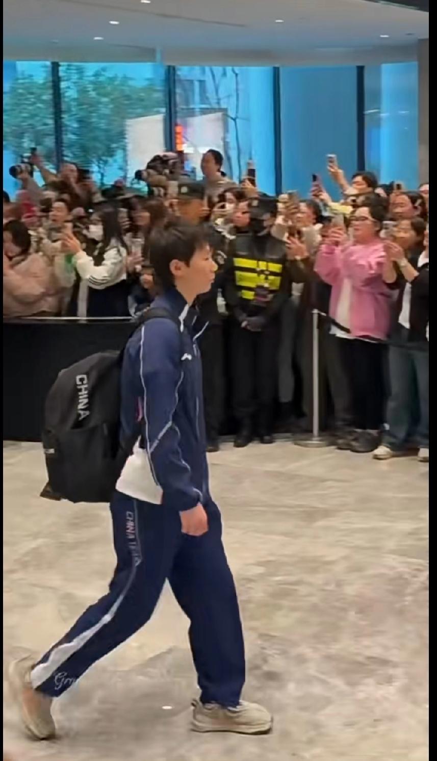 刚到重庆就直奔训练场！王曼昱这股劲儿太戳人了💪刚刷到视频，王曼昱抵达重庆