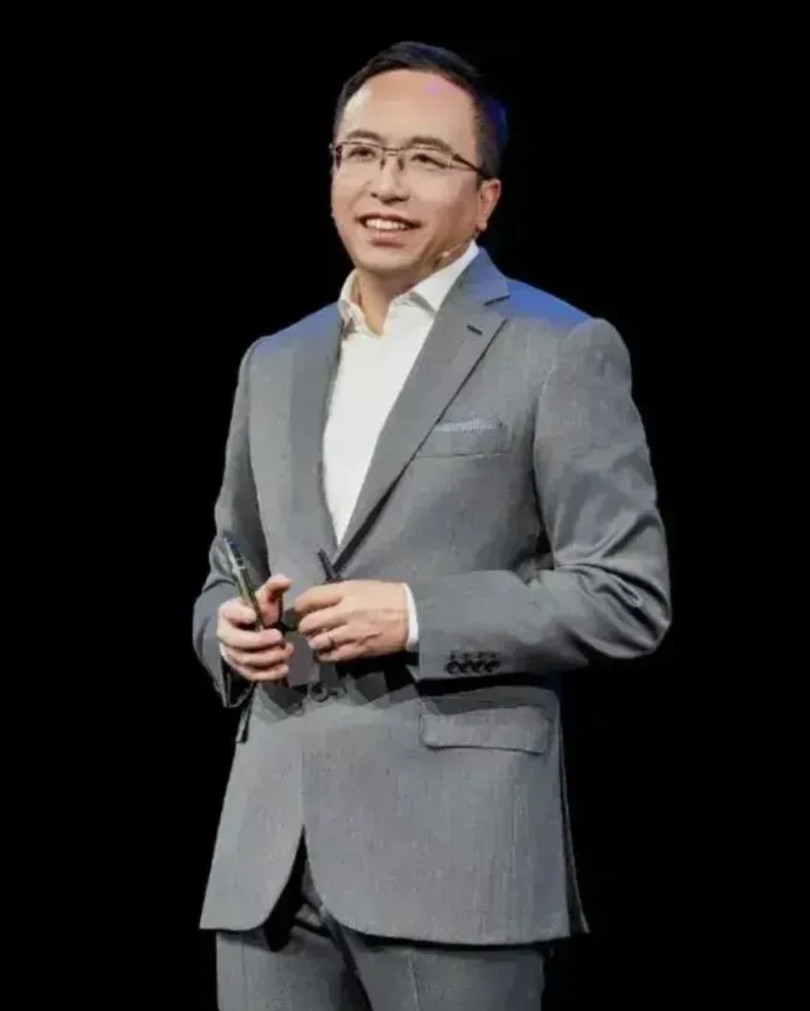 赵明离开时心里空落落的。他刚在内部信里说完2024年利润奖金都达标，转身