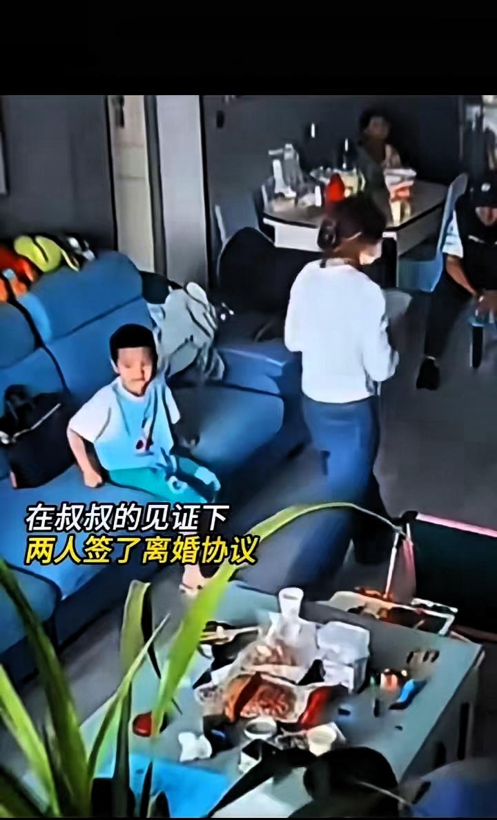 妻子婚内出轨，拿刀逼迫丈夫离婚。老公劝她为了两个孩子不要轻易离婚，女人根本听不进