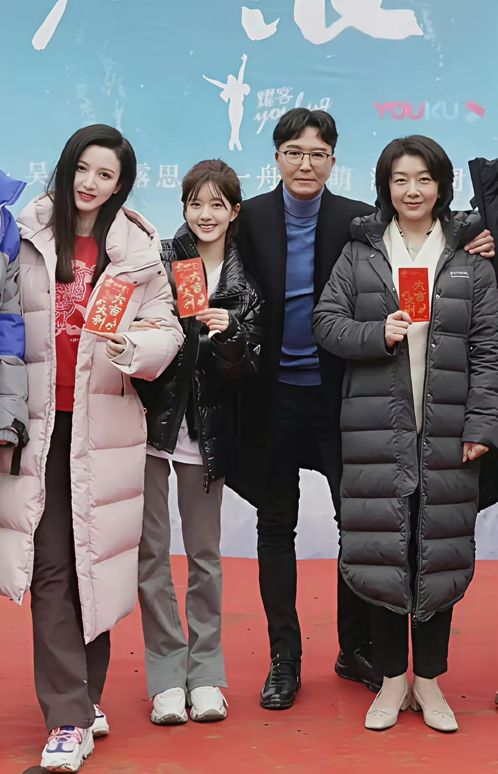 万万没有想到，赵露思居然那么娇小，电视上看着挺高的。