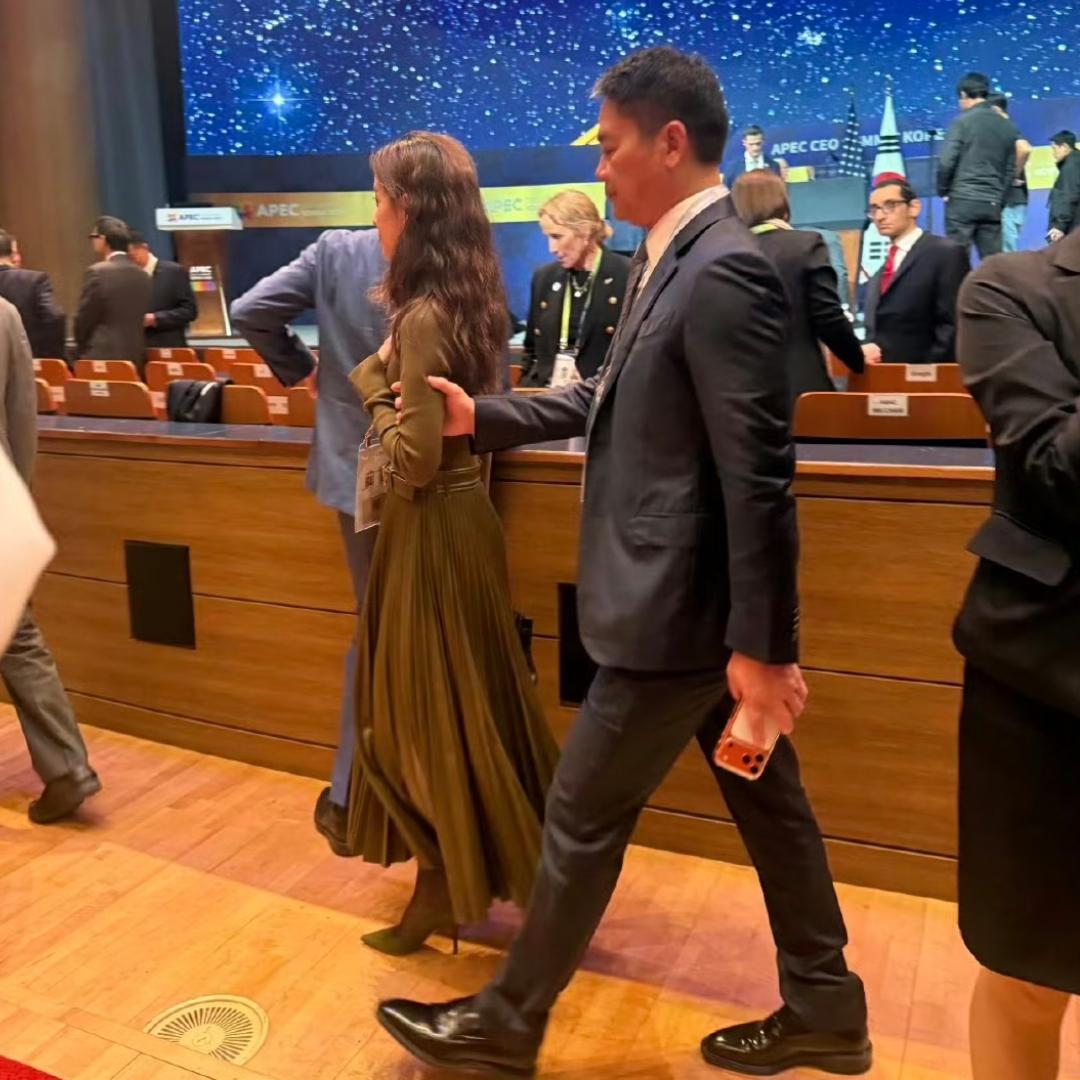 章泽天用行动告诉所有女人，靠脸蛋留住男人永远不可靠，要有“野心”。刘强东皱着眉头