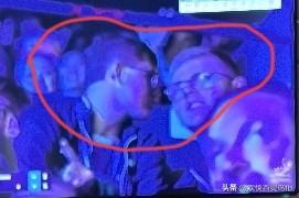 A勒布伦在看台上看到张本智和失落的神情，浑身顿觉轻松:因为，终于有人和他做伴了。