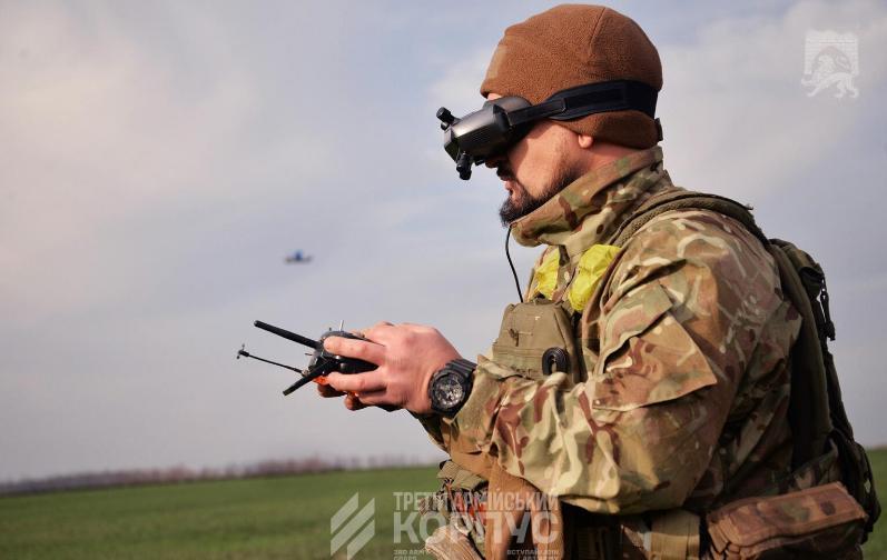 图文：乌克兰无人机部队通过信号情报找到俄军坦克和步战车地下隐藏地点并予以摧毁