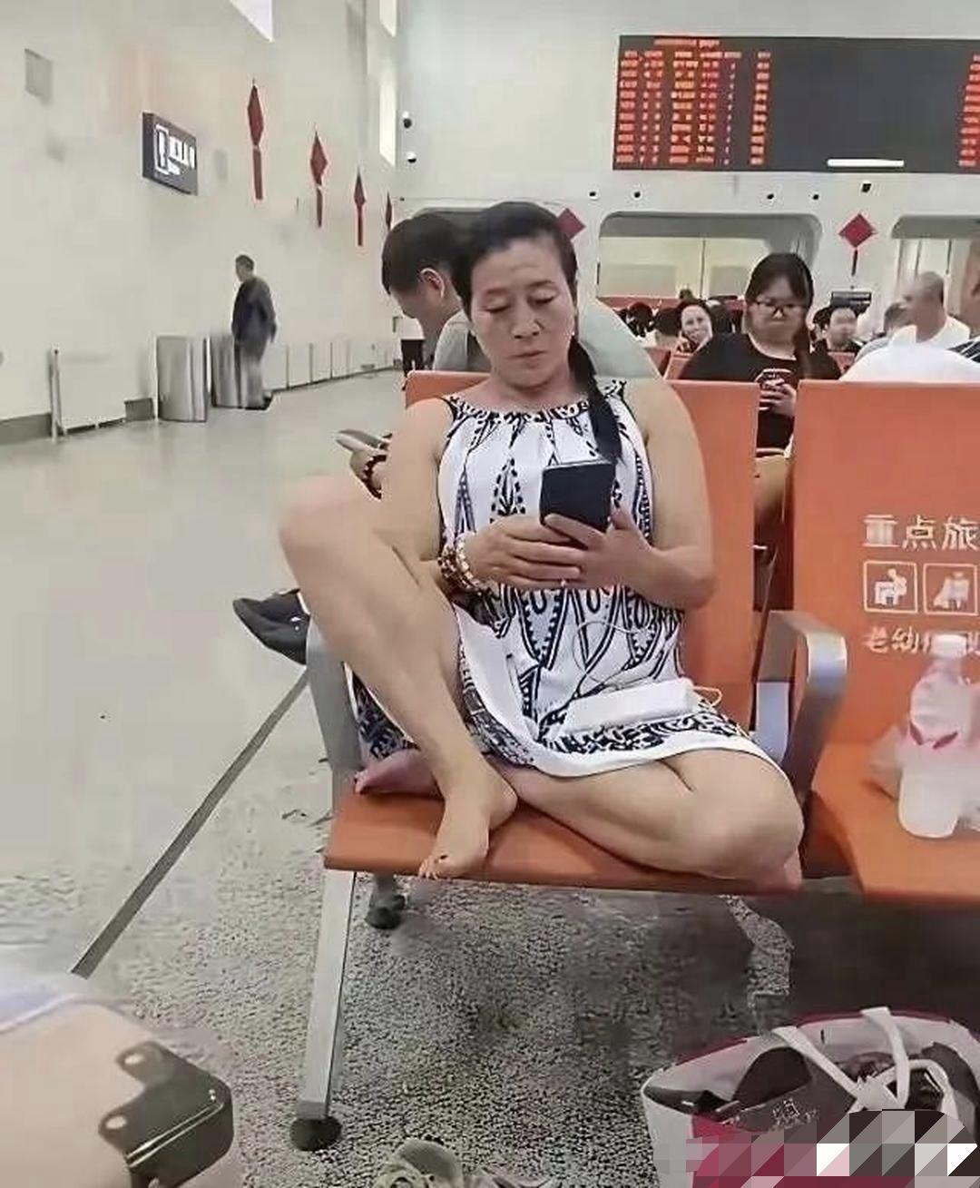 长辈从来不是年纪熬出来，靠德行攒出来的，是刻在骨子里教养，这位大姐我看你年过五十