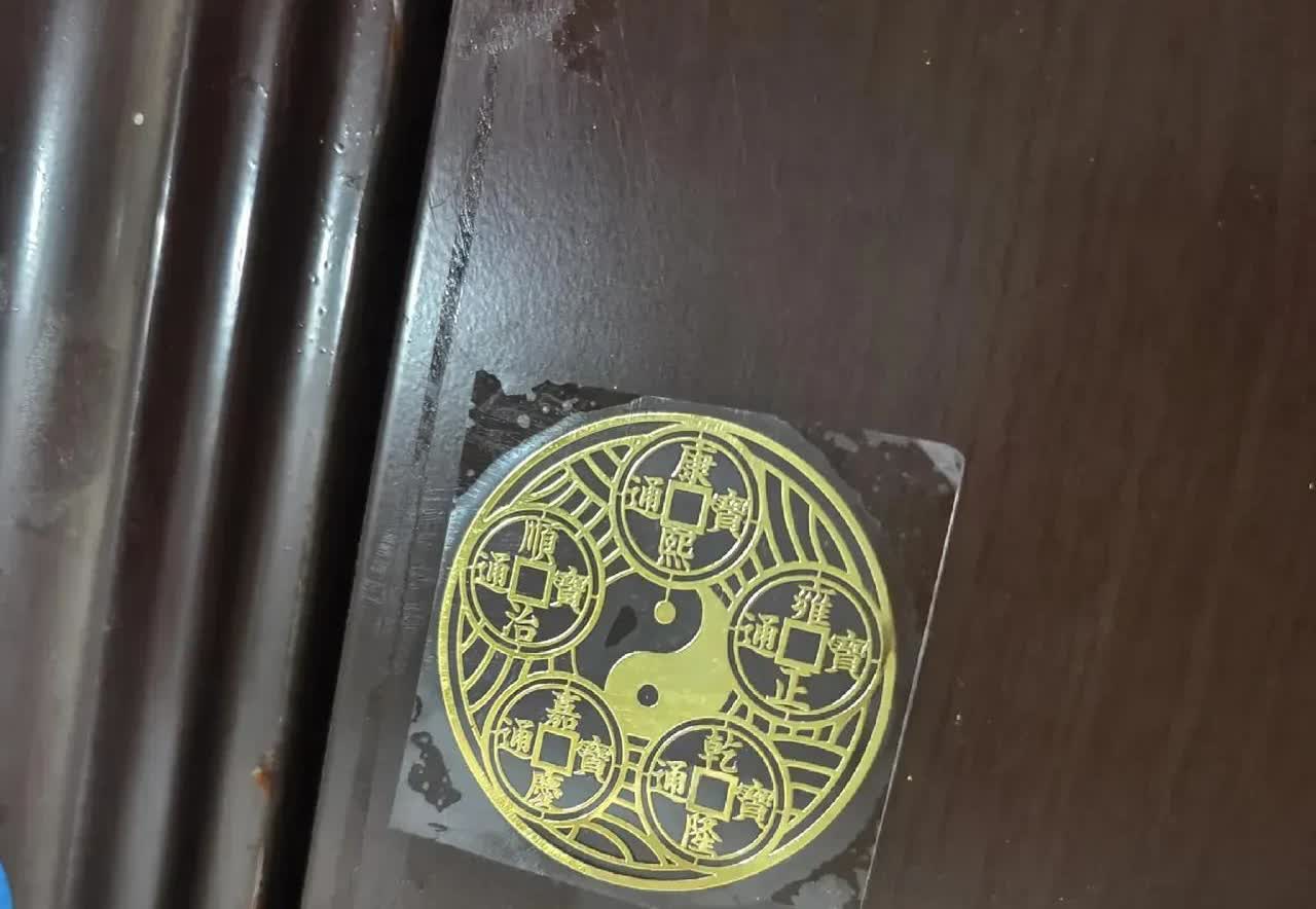 河北，一名女子出门回到家，发现防盗门上被贴了两张符，左右门框各一张。女子感到很奇