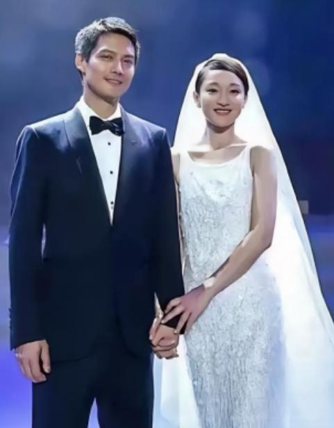 2014年，周迅跟高圣远闪婚。婚后不久，高圣远就问周迅借300万开公司，没想到周