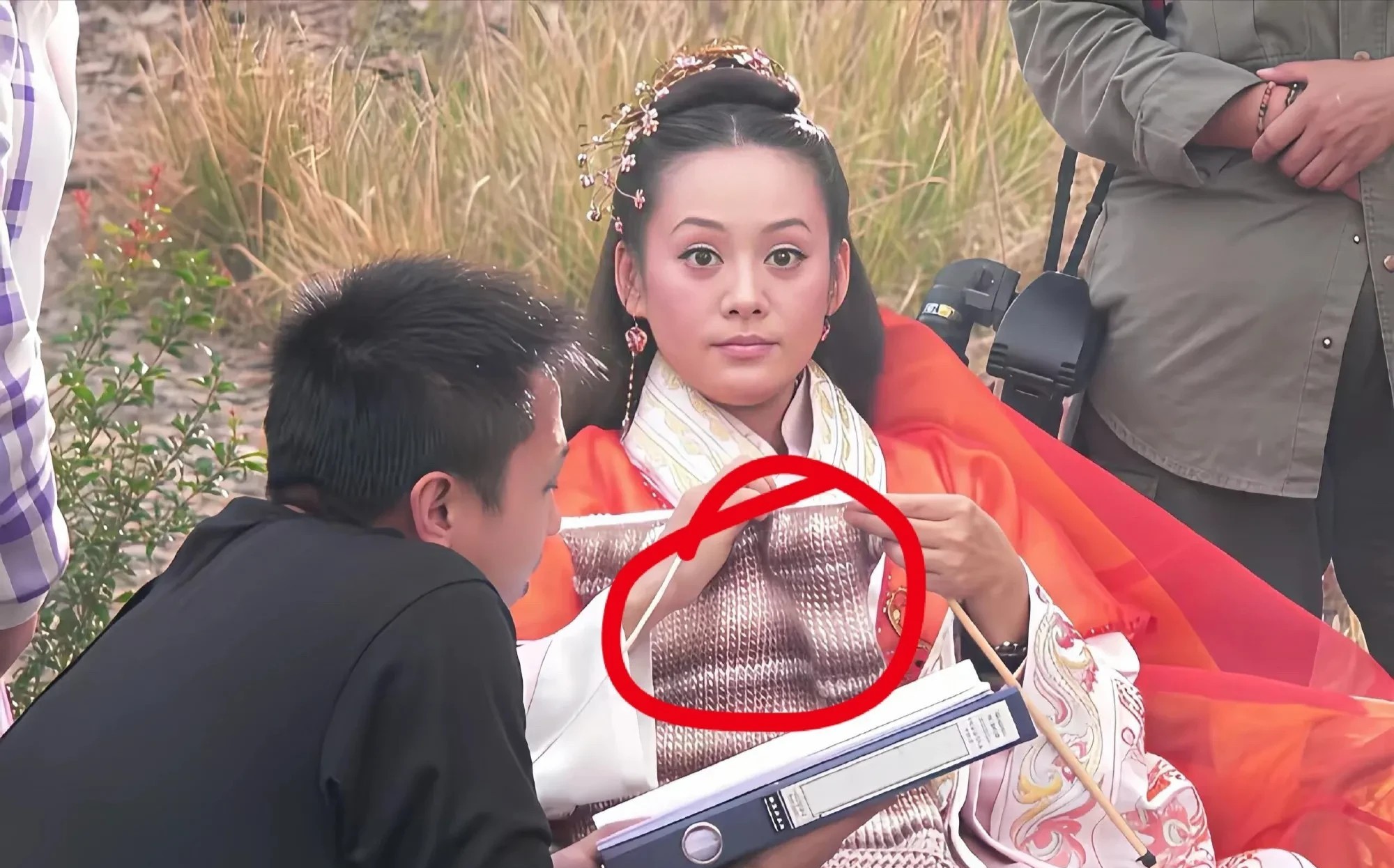 想起宁静说的跟赵丽颖第一次合作，应该就是这个时候吧，那时候剧组看着挺无聊啊​​