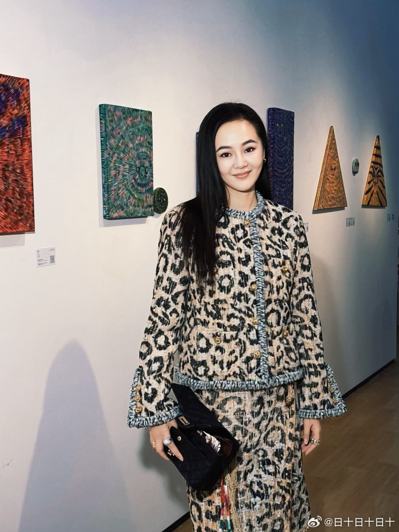 昨天画廊预展，我穿上新买的香奈儿豹纹，搭配优衣库C系列这双399元钱的靴子，出奇