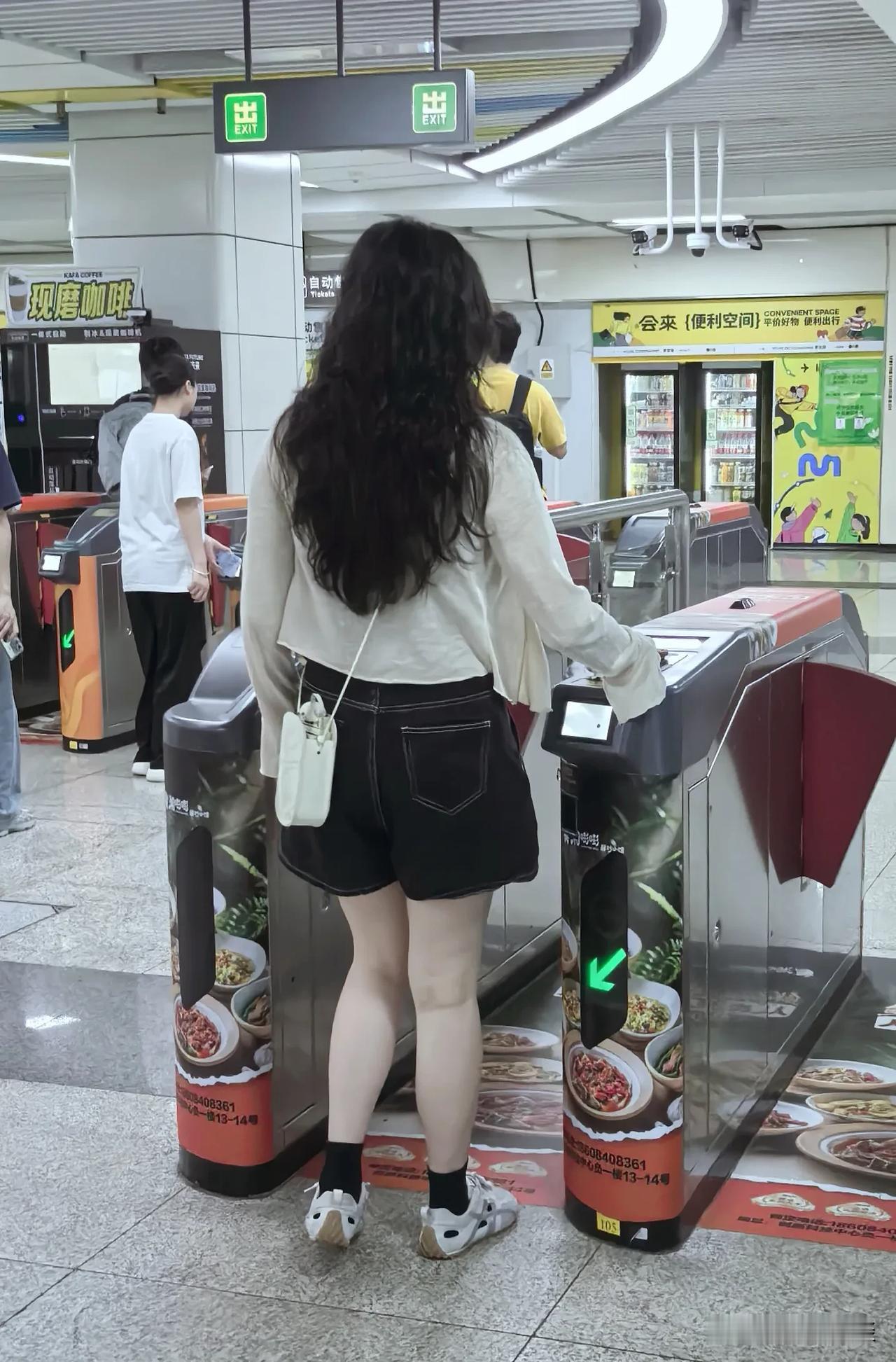 直接刷手机，需要解锁屏幕吗？搭乘地铁公交巴士，现在大部分乘客都是手机扫码和直接