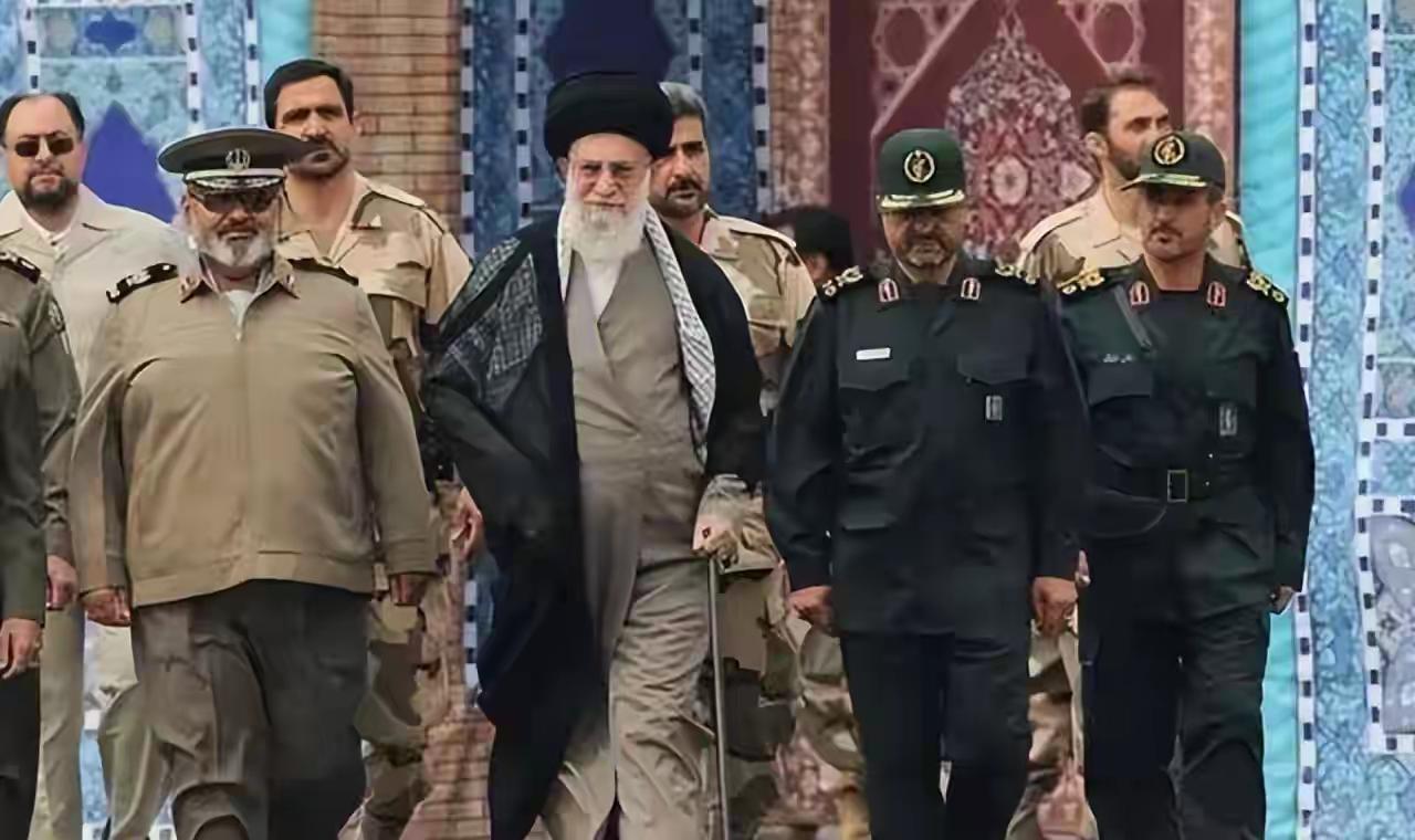 看看哈梅内伊左边这个人，衣服里像藏个皮球似的。都说吃猪肉脂肪多，容易发胖。伊朗