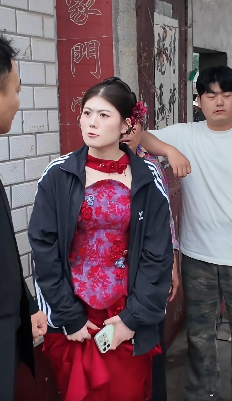 瓜子脸、薄嘴唇，一看就是精明人！[呲牙笑][呲牙笑][呲牙笑][呲牙笑]