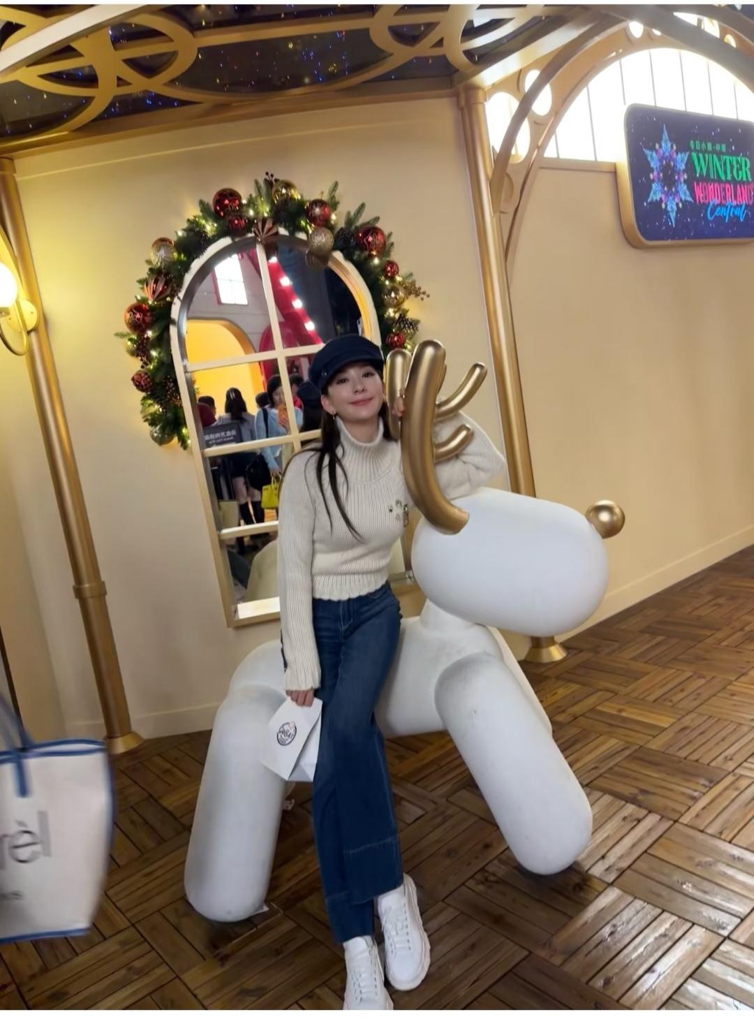 方媛，这怎么看也不像生过三个孩子的身材啊！