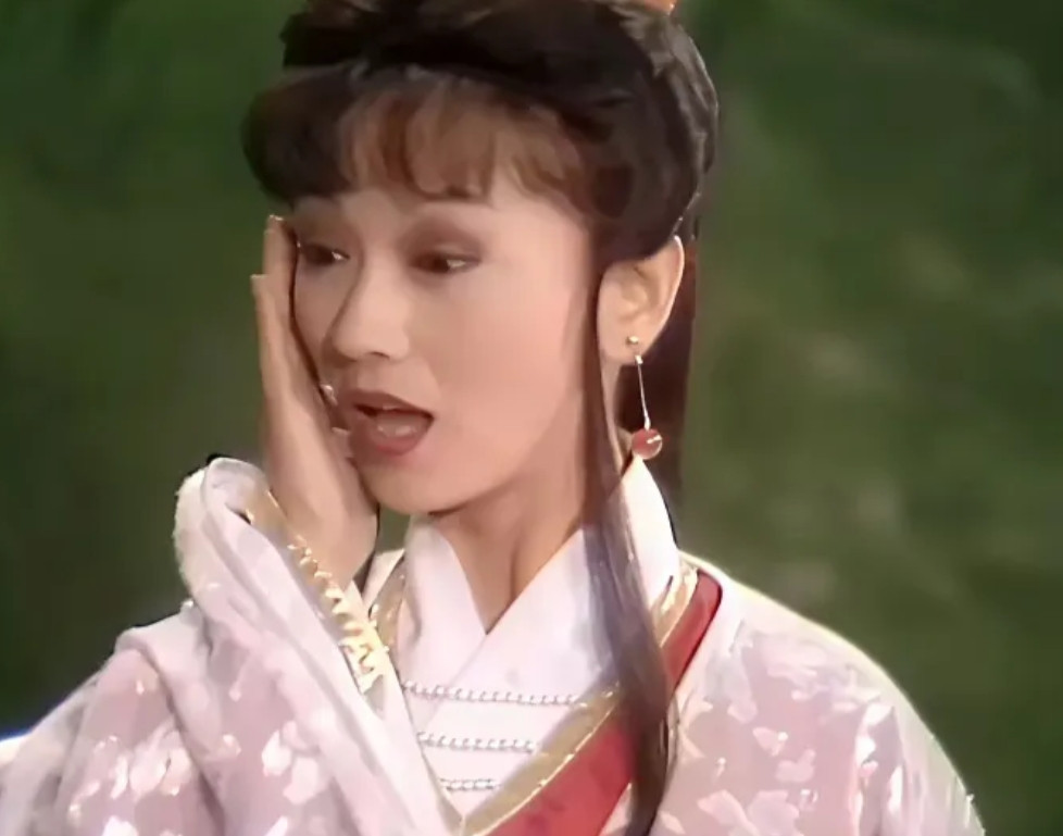 白素贞要是去了西游记，能打得过孙悟空吗？不可能！她连孙悟空的毫毛都打不过！猪八