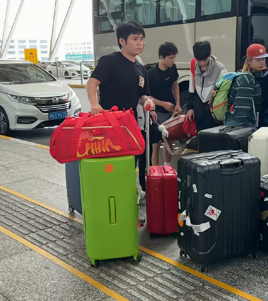 你有没有被林诗栋的亚运出征行李可爱到了！国乒队员全员奔赴亚运会赛场，在那么多的行李箱中，林诗栋的红配