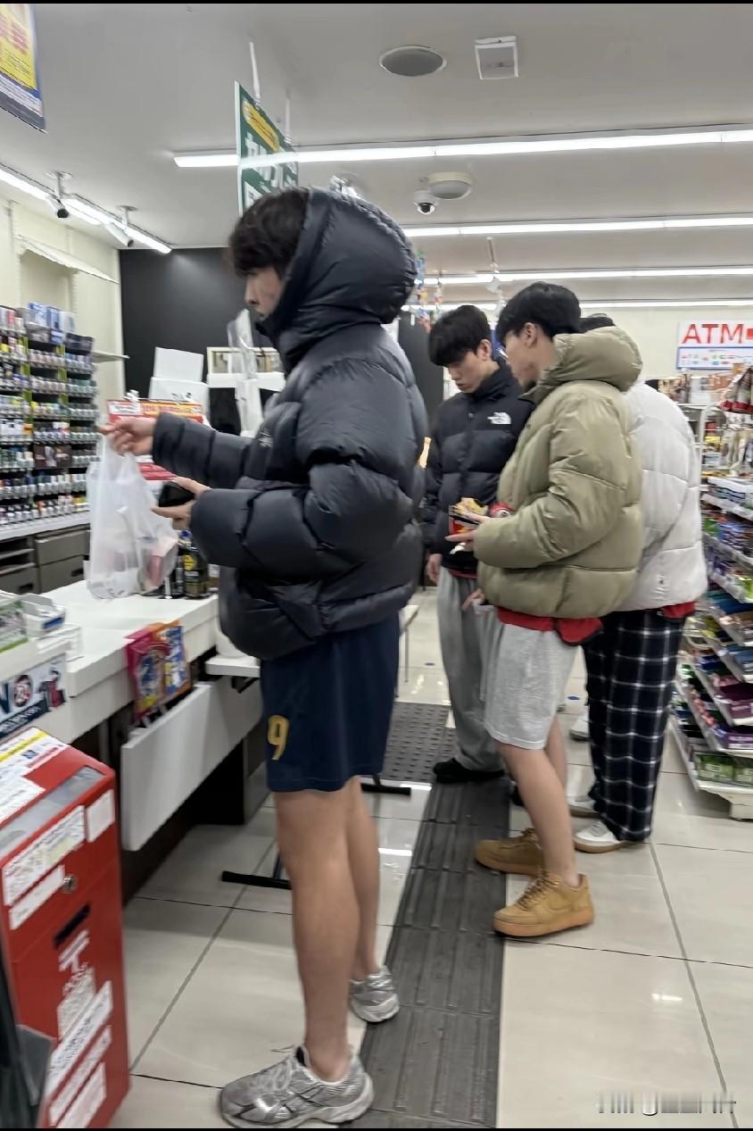 到底是冷还是热啊！曾经问过一个美国白人小哥这个问题，他的回答至今记忆犹新，说是上