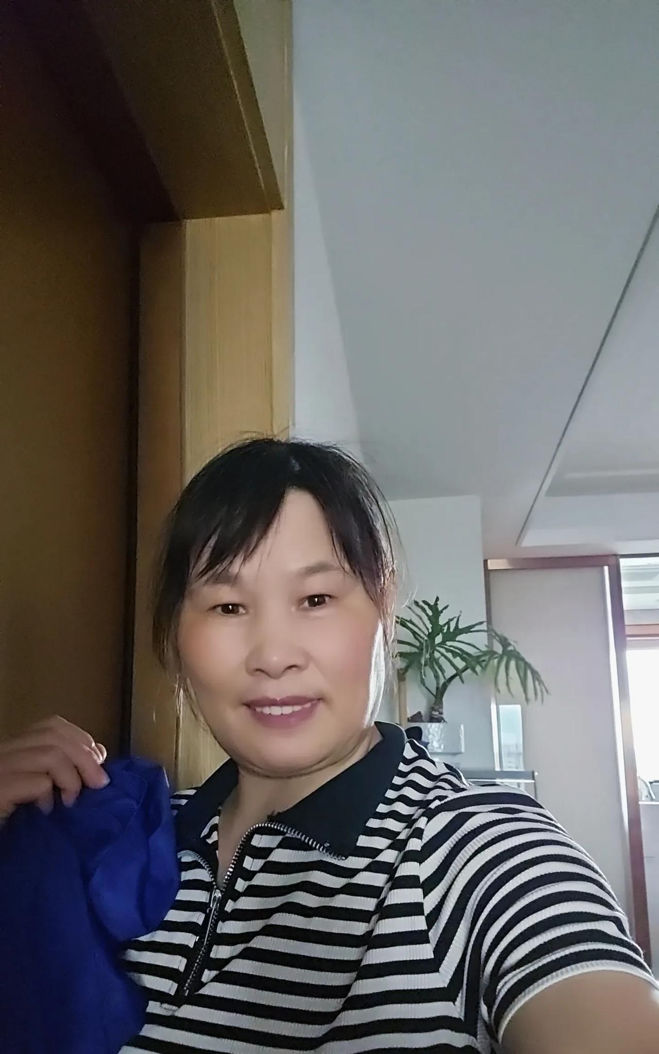 一个家庭没有男人的帮衬，靠一个女人打拼真的很累。我是做家政的大姐，由于