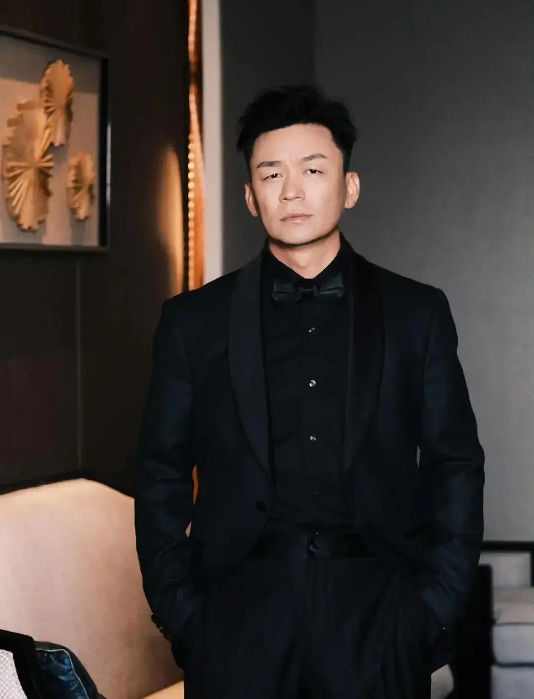 王宝强这辈子最怕的两个字，突然被主持人说了出来。采访现场，主持人问：“以后